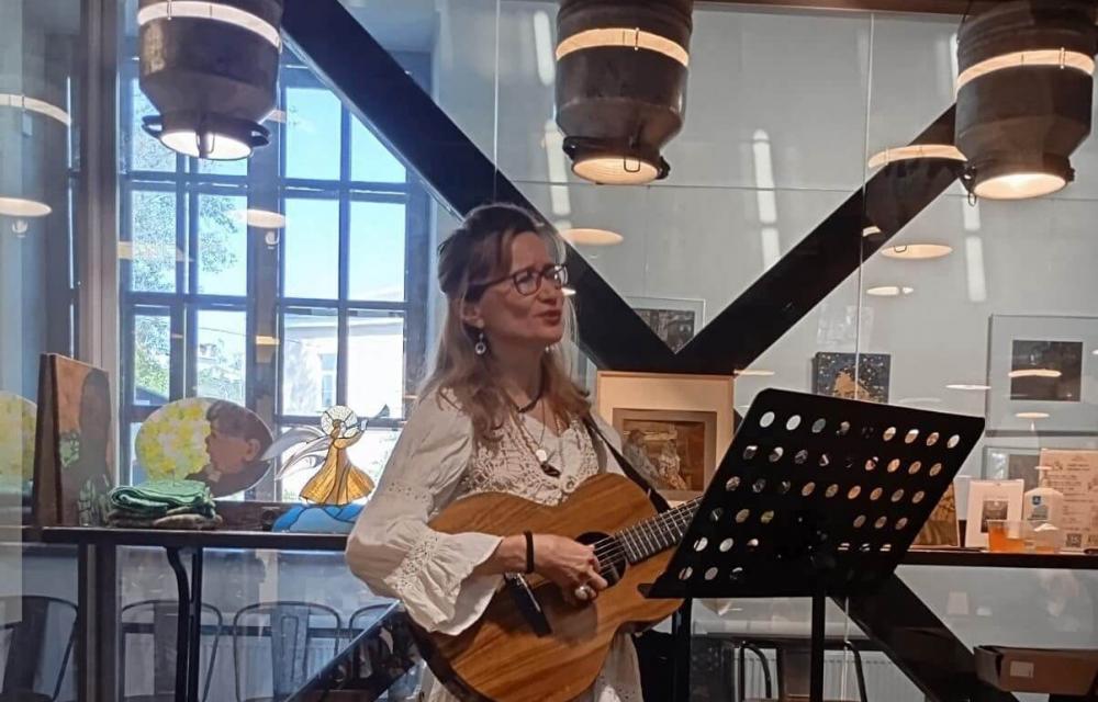 МУЗЫКАЛЬНО-ЛИТЕРАТУРНАЯ ГОСТИНАЯ «Сказочная встреча» – сказки и песни для взрослых и детей вместе с Ольгой Лебедевой, руководителем творческого объединения «Тосненский брег», автором-исполнителем